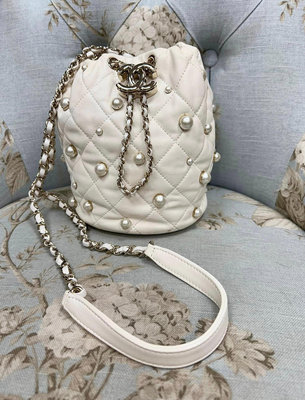 Chanel爆炸美的珍珠水桶包