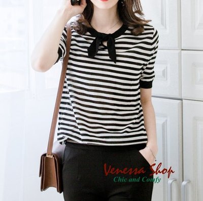 VENESSA~ 新款 氣質黑白條紋 領口小領結 涼爽舒適 微寬鬆薄款圓領短袖針織衫上衣 (Y606)
