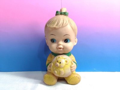 宇宙城 台灣製 可愛大眼女娃娃抱小熊圖樣圓球(坐姿) 二手 老娃娃老玩具 早期懷舊收藏