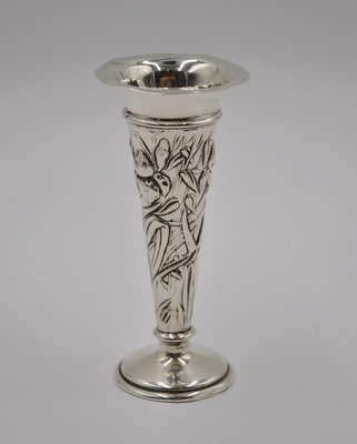 【英國古董銀器】1902年純銀花瓶，花插。精美手工浮雕鳶尾花
