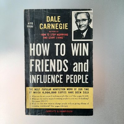 【快樂書屋】How To Win Friends And Influence People-Pocket Books Inc 1957（2022出清）