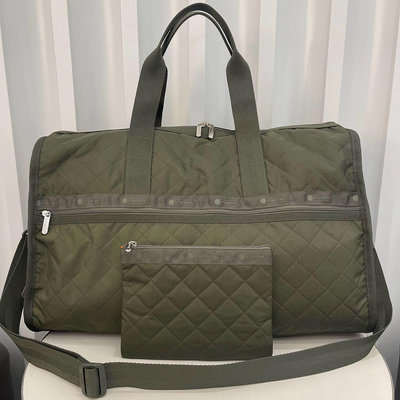 Lesportsac 7185 軍綠 菱格壓紋手提肩背斜背大款旅行包 背面可插行李箱 附收納袋 限時優惠