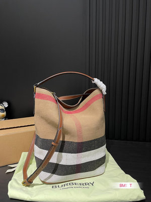 【二手包包】帆布水桶 BURBERRY（）巴寶莉經典水桶包實用耐久的 Canvas 格紋水桶包 采用黃麻與棉 NO115451
