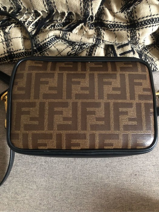 最安挑戦！ 箱付き FENDI 可愛すぎる シープスキン スマホポーチ