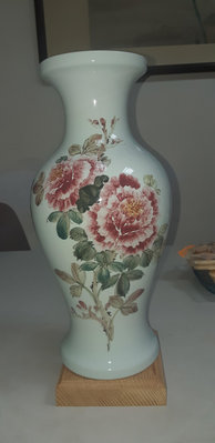 《壺言壺語》早期金門陶瓷廠製手繪牡丹賞瓶 保存完整
