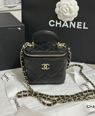 全新品   Small vanity case Chanel 黑金小盒子包 鍊條包  超美 羊皮 全真皮  香奈兒 全配（台灣購證）甜價 現貨