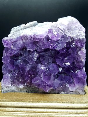 【好漾精品】❤❤紫水晶小屏風擺件~~紫晶部分帶糖霜喔~~1.5公斤贈實木底座❤❤