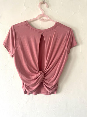 《小資族大衣櫃》粉紅色背面打結縷空設計短版上衣 L號 （版型較小適合平常穿M號的你）