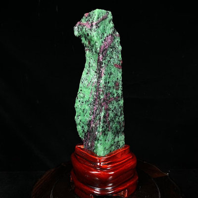 原石擺件 奇石擺件 緬甸紅綠寶 天然原礦帶座高21×6×3公分 重0.46公斤 編號100651
