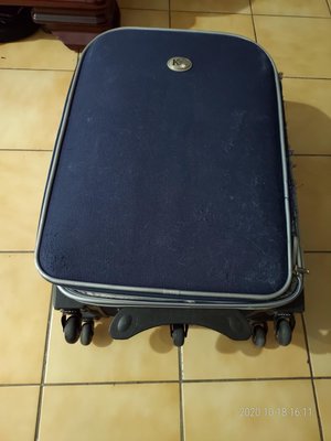 行李箱，約25吋，60高*42寬*30厚，5輪，有拉鍊可增厚10公分，上方提把已遺失