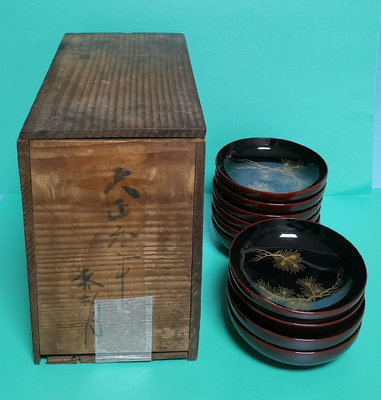 日本純實木大漆，金蒔繪魚草紋漆碗。是裝在一個大正元年的老木箱