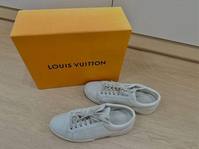 95成近全新 現貨 專櫃正品 Louis Vuitton 素色小白鞋 LV 真皮休閒鞋 運動鞋 男鞋 皮鞋 素色 LOGO 平底 精品 有購證 二手 名牌 名品