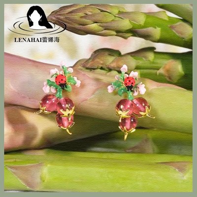 【MOMO全球購】Les Nereides 琺瑯菜圃蘿卜與瓢蟲綠化花朵法式氣質耳環925銀耳釘耳夾
