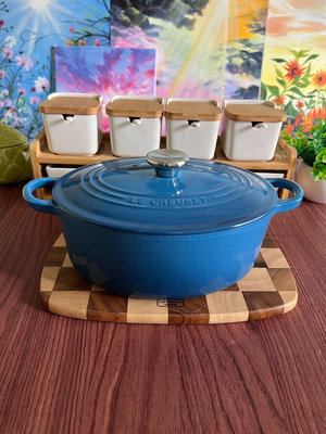 法國酷彩Le Creuset 橢圓鍋琺瑯鍋，馬賽藍，容量3.2L，非全新，用過幾次很新，鍋底有拖動的劃痕，品相見實拍圖。 手工鑄鐵鍋無完美