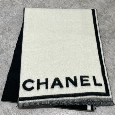 Chanel 字母圍巾 黑白雙色《精品女王全新&二手》