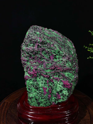 天然紅綠寶原礦石擺，紅寶石晶體綴在綠色的黝簾石上，顏色鮮艷。帶座高25×15×10厘米 重6.2公斤  編號110036753【萬寶樓】古玩 收藏 古董