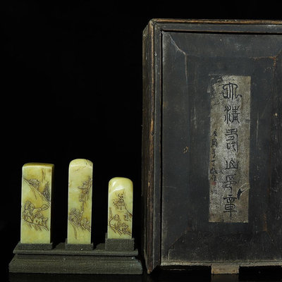 舊藏木盒裝藏壽山石雕刻山水人物薄意印章一，印章從左到右尺寸分別為3.2×3.2×8.6厘米、2.5×2.5×9.2厘米、36502【萬寶樓】古玩 收藏 古董