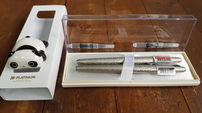 一元起標!!  全新品!!  白金牌 Platinum  蝕刻 唐草  F尖 + 書法尖 鋼筆  2支一起標