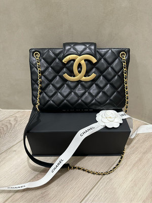 Chanel 爆款 收藏 CC 復古金色大logo 鏈條包 可當晚宴包 手拿，側背 斜背包 經典黑金配色 尺寸26 cm 香奈兒全配