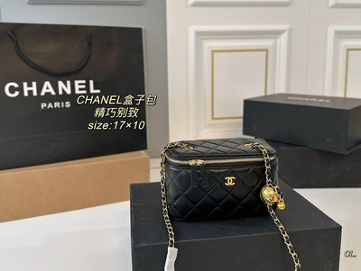 【二手包包】(）size：17×10CHANEL 香奈兒金球鏈條盒子包精巧別致鏈條化妝盒，鏈條調節長短～包身 NO67395