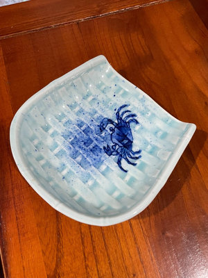 zwx 日本回流  浮雕簸箕器型手繪青花蟹 壺承  點心盤杯托 有底