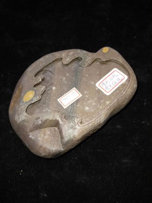 HW052 隨形雙眼雲月端硯  長11cm 寬14cm 高3.5cm (重867g) 風化石皮 黃色石眼 翡翠紋橢圓點 黃龍金線