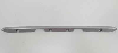 BENZ W202 S202 1996-2000 (銀色) 後箱蓋 後廂蓋飾條 後行李箱 (歐規.4螺絲孔) 2027580102