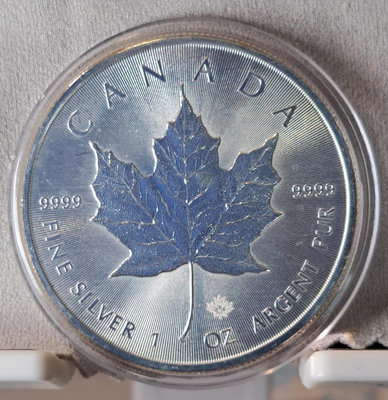 2015年 加拿大楓葉銀幣，直徑38mm,重量1盎司（31.【店主收藏】23124