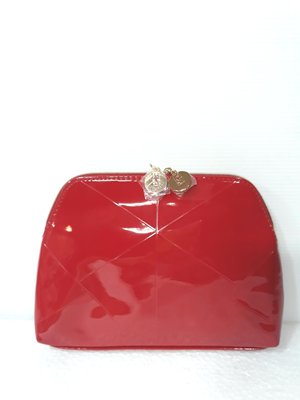 YSL 紅漆皮手拿包，售280元。