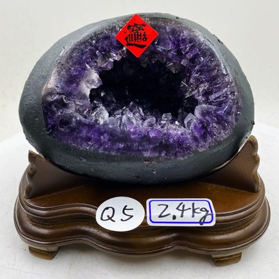 H2925頂級烏拉圭ESP紫水晶洞含座重：2.4kg 高19cm寬度20cm厚度15cm，洞深5cm （紫晶洞