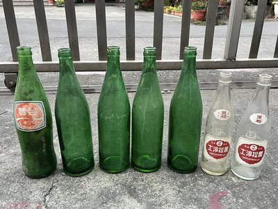 省錢二手拍賣─早期汽水玻璃瓶，台豐、黑松沙士、黑松汽水，共7瓶一起出售。