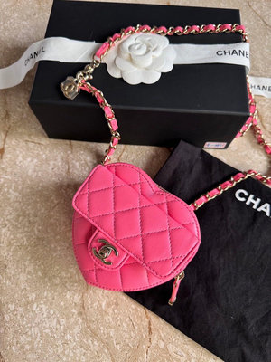 香奈兒  全新收藏  Chanel 粉色 絕版品 愛心腰包 愛心包 限量發售、可愛爆棚  金屬膠膜都完整  ❤️78500$ 超甜