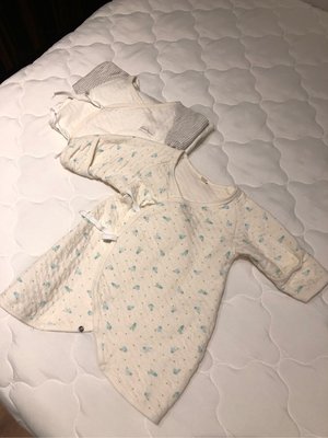 日本專櫃 康貝Combi mini 50公分 嬰幼兒 連身睡衣 kuma Kun 台灣製造 高級棉 初生兒 兩件組 反摺袖蝴蝶裝 有機棉精品童裝