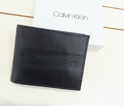 【迪奧小店】美國Calvin Klein對開短夾皮夾CK型男錢包／壓紋牛皮【固定上下翻頁/透明插卡格】特價／時尚黑