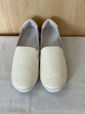 Angelia 百貨專櫃 CUMAR 全新現貨 簡約舒適米白色牛皮休閒鞋平底鞋