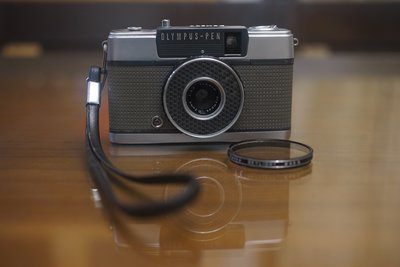 【售】剛保養OLYMPUS-PEN EE 72張免電池機械半格相機,焦距3cm f2.8估焦街拍機 924