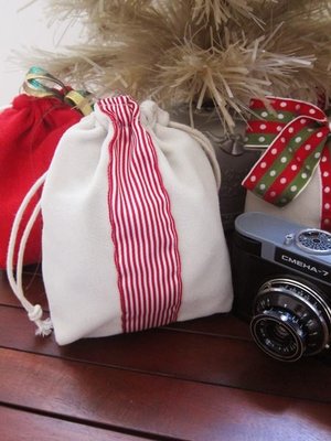 特價出清! 手工相機包/相機袋~ 舖棉防撞聖誕禮物包束口袋 {Ｇ款}