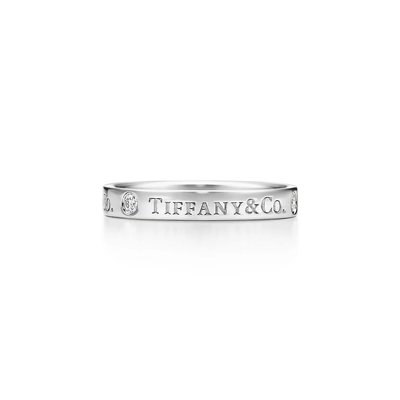 Tiffany &amp; Co鉑金鑲圓形明亮式切割鑽石戒指，3毫米寬