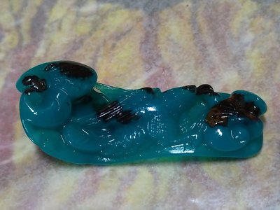 【礦鈺居】~印尼產的藍寶(印尼藍寶)~玻璃地料種~早期石~(鷹如意)雕件~60ct~
