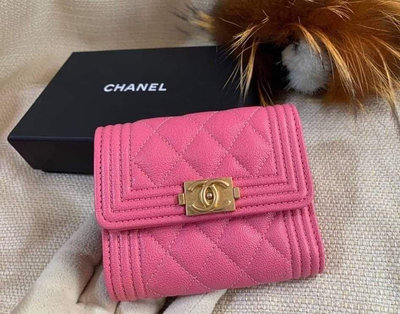 小巴黎二手名牌真品Chanel boy 粉金短夾 有盒裝 收藏 沒用到