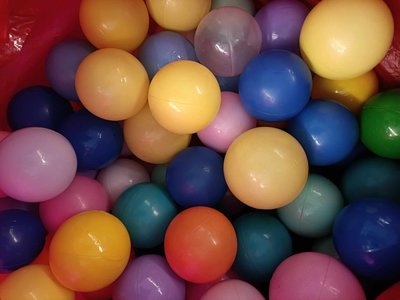 【桑奇小舖】(現貨) 便宜二手泡泡球 彩色球 娃娃機球 墊底球 舖底球 塑膠球 海洋球