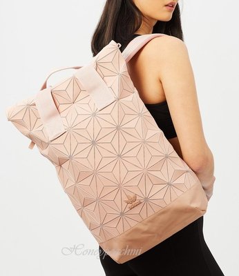 正品預購- Adidas original三宅一生 3D 鑽石菱格乾燥玫瑰粉後背包