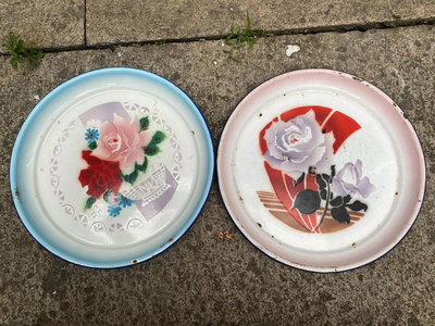 二手 1983，1988年上海產搪瓷茶盤2個！花卉圖案，右邊的品相 古玩 老物件 擺件【金善緣】381