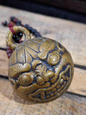 金欣古玩：西藏正老件老銅器：銅器：雙獅鈴鐺避邪件／02906