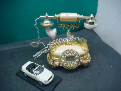 紅螞蟻跳蚤屋 -- (E270) 復古造型電話 + Benz SLK 230 模型 擺飾 僅供收藏 請看說明【歡迎下標】