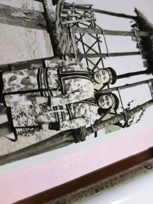 銘馨易拍重生網 PSS254 早期1965年 原住民美女傳統服飾 日月潭木屋前背景寫實老照 如圖（1張ㄧ標，珍藏回憶）