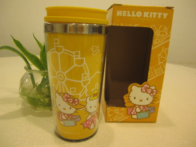 杯 水杯。Hello Kitty + 美麗華百樂園。口徑約8cm 不含蓋高15.5cm 含蓋高17.5cm。所得捐公益。