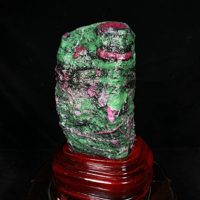 原石擺件 奇石擺件 緬甸紅綠寶 天然原礦帶座高20×8.5×8公分 重2.5公斤 編號500142