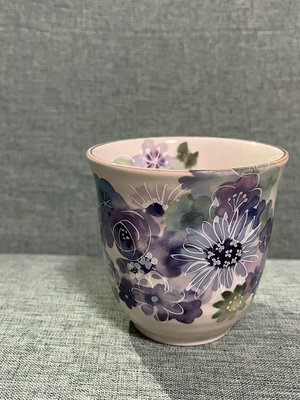 新 日本中古 美濃燒和藍四季花語水彩花卉陶瓷主人杯，手握杯。