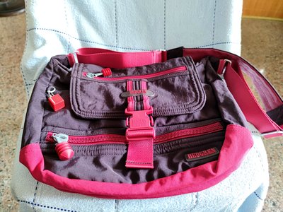 真品// 知名品牌 { HEDGREN } 鮮艷 紫紅色 斜背包 側背包 手提包